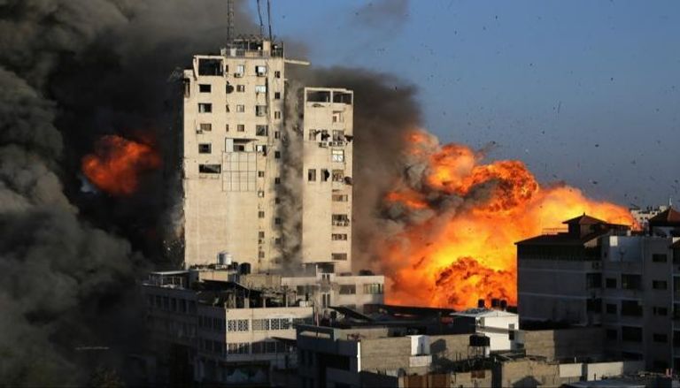 غارات إسرائيلية تدمر أبراجا في غزة