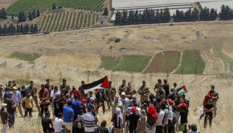 متظاهرون لبنانيون على الحدود مع إسرائيل - أ.ف.ب
