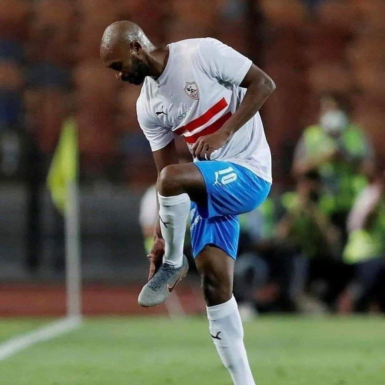 محمود شيكابالا قائد الزمالك يشير لجماهير الأهلي إلى حذائه عقب هتافاتهم ضده من مباراة الأهلي والزمالك الأخيرة في الدوري المصري