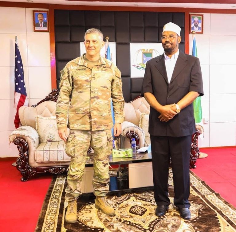 ستيفن تاوسند خلال لقائه رئيس ولاية جوبالاند