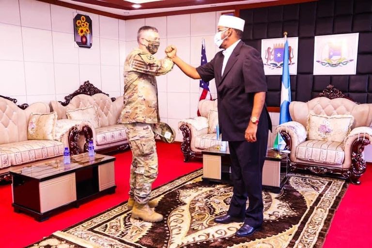 ستيفن تاوسند خلال لقائه رئيس ولاية جوبالاند