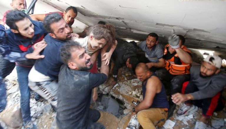 طواقم الإنقاذ تنشل ناجين من تحت الأنقاض بغزة