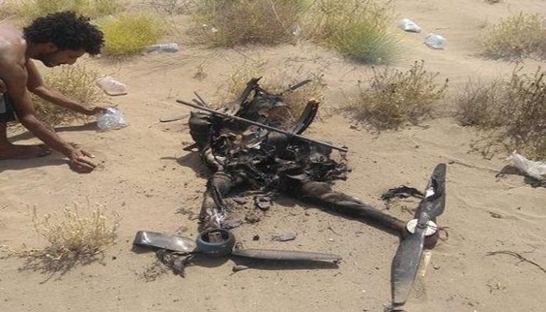حطام الطائرة الحوثية بعد إسقاطها جنوبي الحديدة
