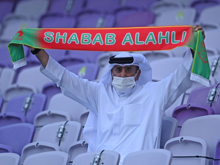 أحد جماهير شباب الأهلي في المدرجات أحد جماهير النصر في المدرجات