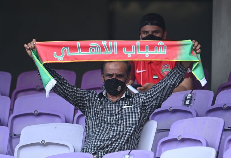 أحد جماهير شباب الأهلي في المدرجات أحد جماهير النصر في المدرجات