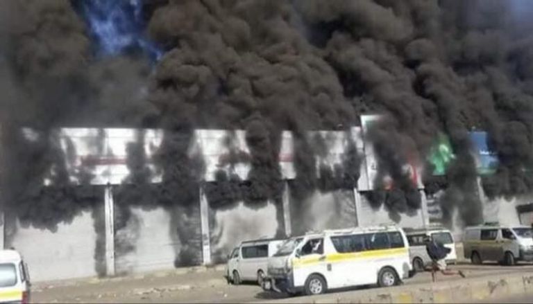 حريق هائل يلتهم مركزا تجاريا في صنعاء