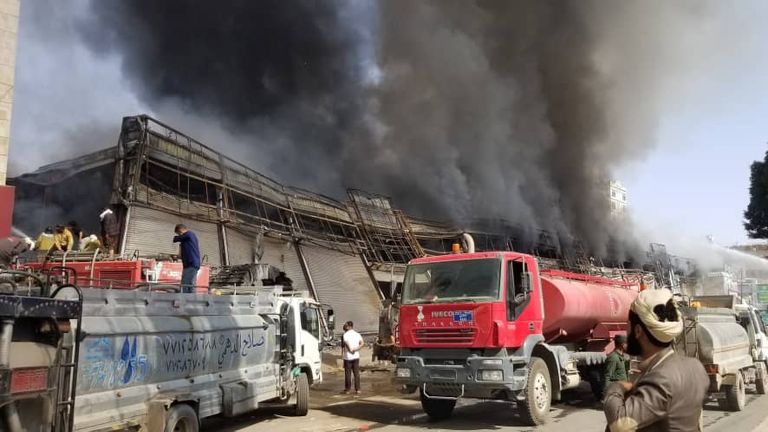 حريق هائل يلتهم مركزا تجاريا في صنعاء حريق هائل يلتهم مركزا تجاريا في صنعاء