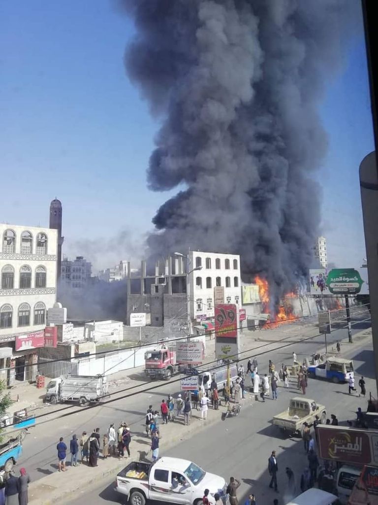 حريق هائل يلتهم مركزا تجاريا في صنعاء حريق هائل يلتهم مركزا تجاريا في صنعاء