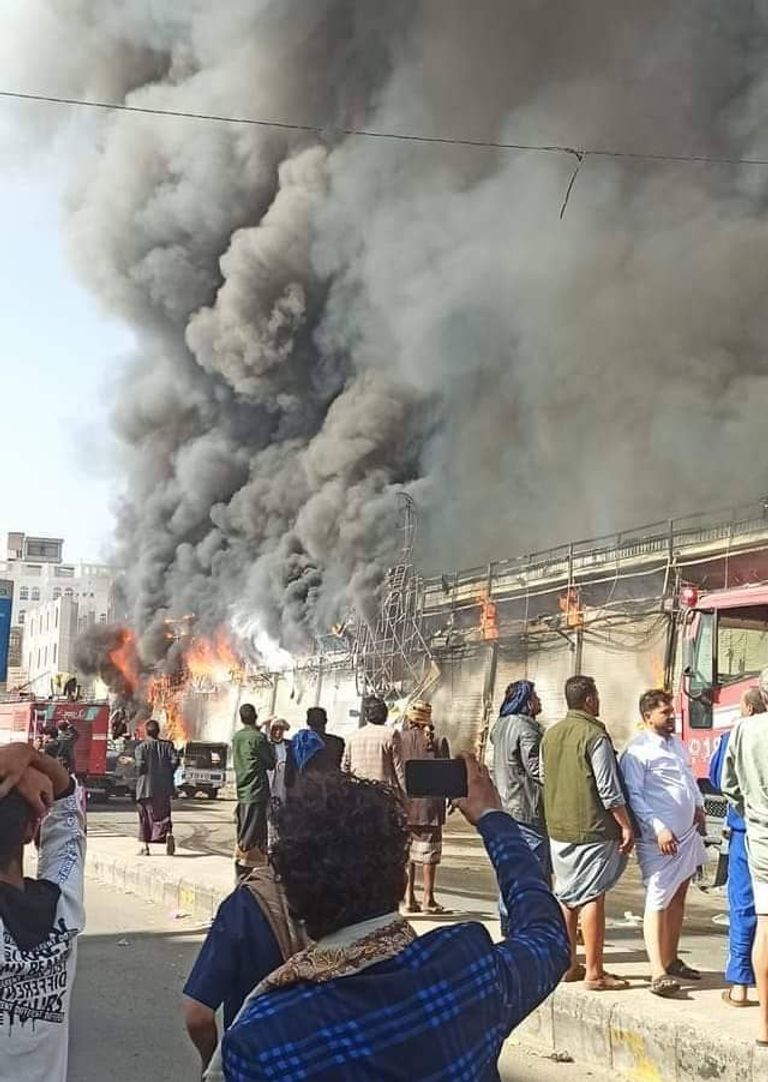 حريق هائل يلتهم مركزا تجاريا في صنعاء حريق هائل يلتهم مركزا تجاريا في صنعاء