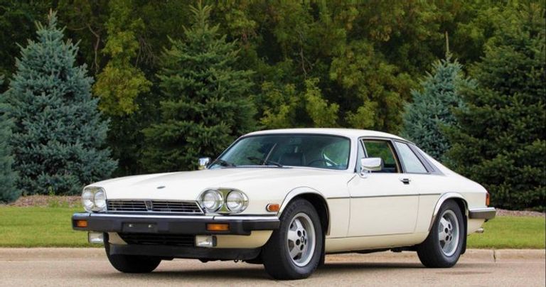 جاجوار Jaguar XJ-S شيفروليه كورفيت C3