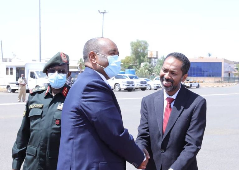 البرهان لحظة مغادرته مطار الخرطوم