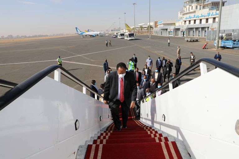 البرهان لحظة مغادرته مطار الخرطوم