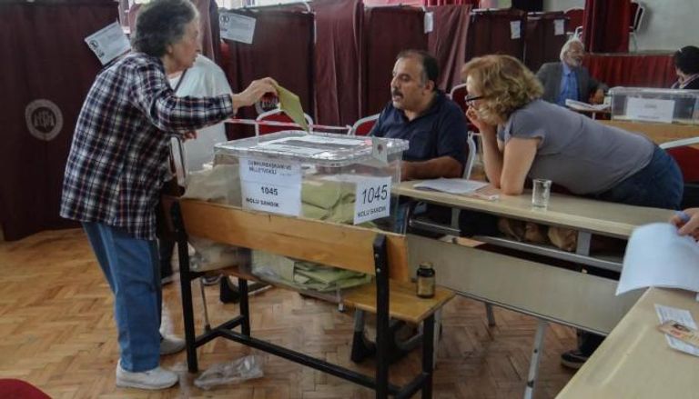 ناخبة تدلي بصوتها في انتخابات الرئاسية في تركيا عام 2018 - أرشيفية