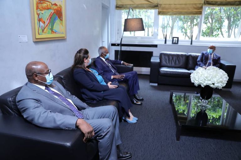 البرهان لدى وصوله باريس