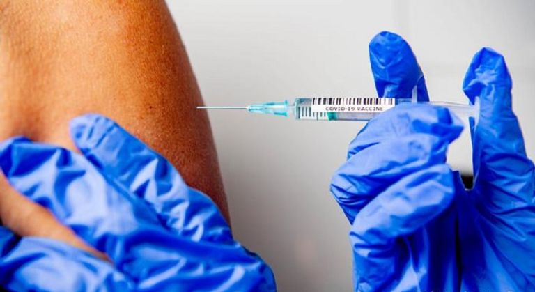 طبيبة تفحص طفلا للتأكد من عدم إصابته بفيروس كورونا