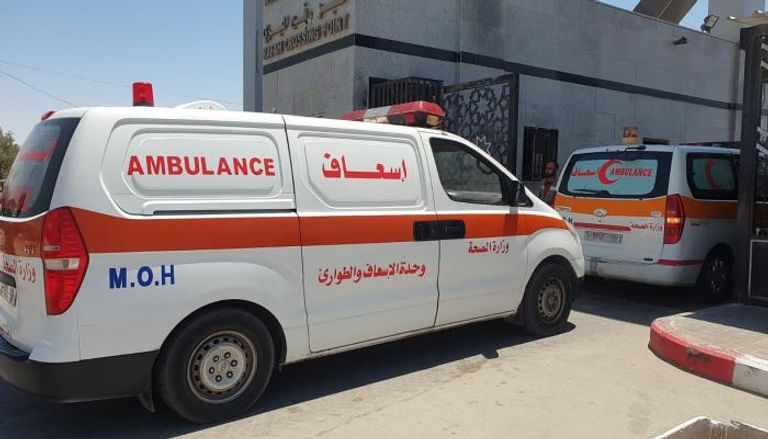 سيارات إسعاف تعبر بالجرحى الفلسطينيين معبر رفح نحو مصر