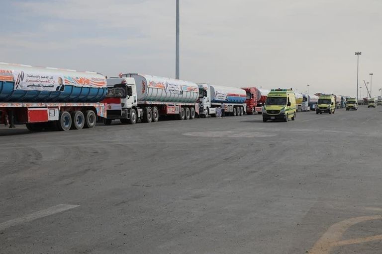 سيارات إسعاف تعبر بالجرحى الفلسطينيين معبر رفح نحو مصر