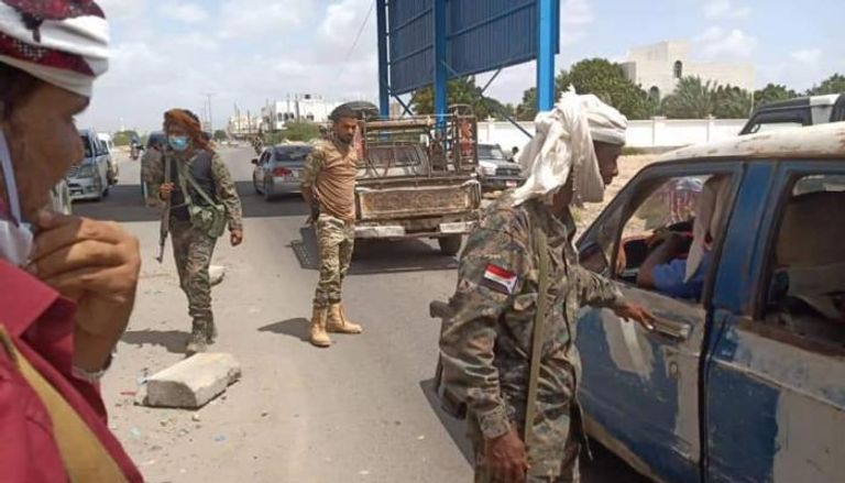 جنود للحزام الأمني في حاجز تفتيش بأبين
