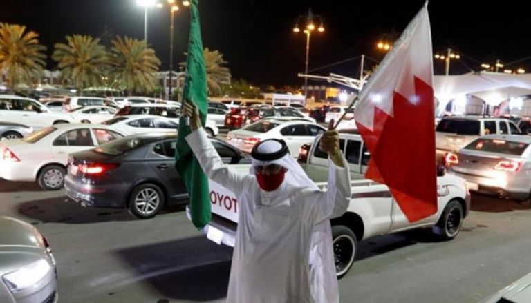 سيارات سعودية تنتظر المرور عند جسر الملك فهد
