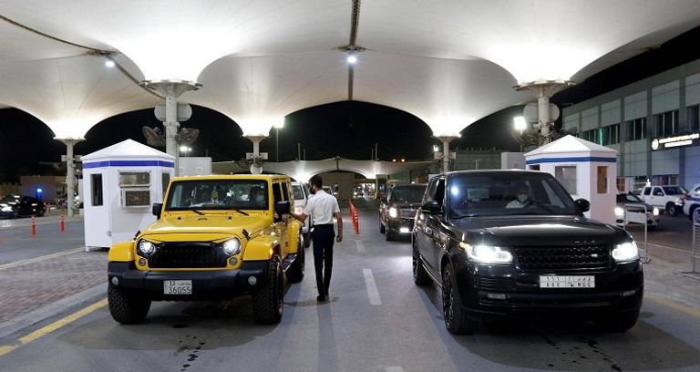 سيارات سعودية تنتظر المرور عند جسر الملك فهد