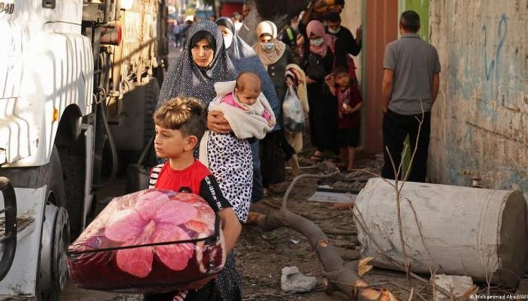 القصف يجبر آلاف العائلات على النزوح