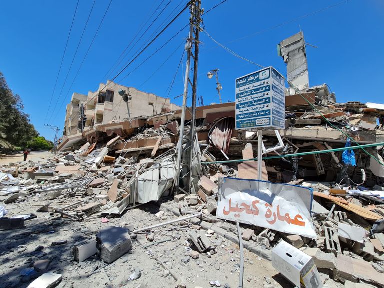 هبة وخطيبها يشاهدان بقايا منزلها الذي تحول إلى ركام 