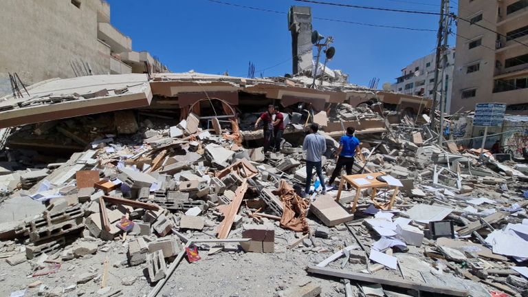 هبة وخطيبها يشاهدان بقايا منزلها الذي تحول إلى ركام 