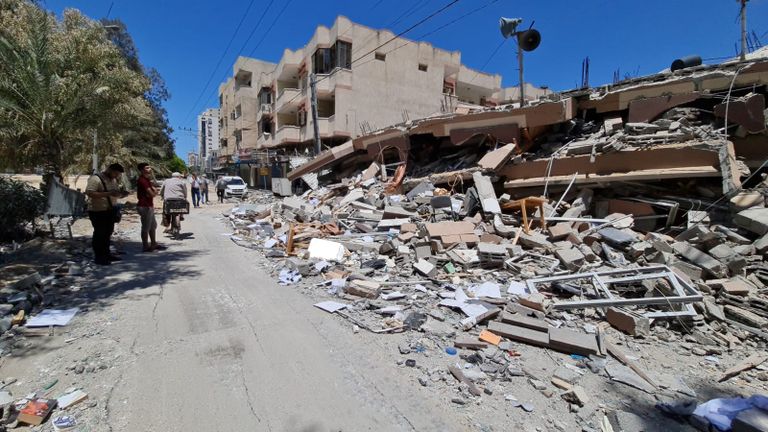 هبة وخطيبها يشاهدان بقايا منزلها الذي تحول إلى ركام 