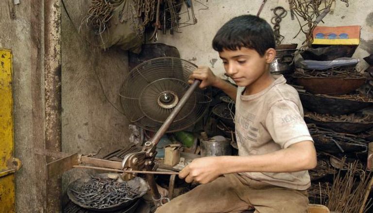 طفل عراقي يمارس أعمالاً شاقة في ورشة لتقطيع الحديد 