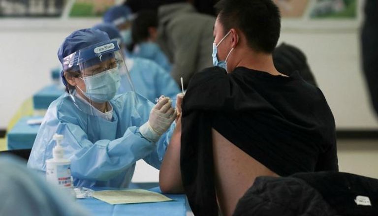 رجل يتلقى جرعة من لقاح كورونا في الصين