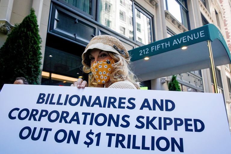 جانب من مظاهرات "المليونيرات الوطنيون" أمام منزل جيف بيزوس كواليس التنظيم السري لمليونيرات أمريكا