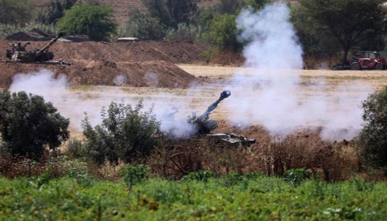 مدفعية إسرائيلية تطلق النيران - أ.ف.ب