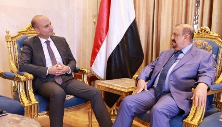 جانب من لقاء رئيس برلمان اليمن والسفير الفرنسي للبلاد