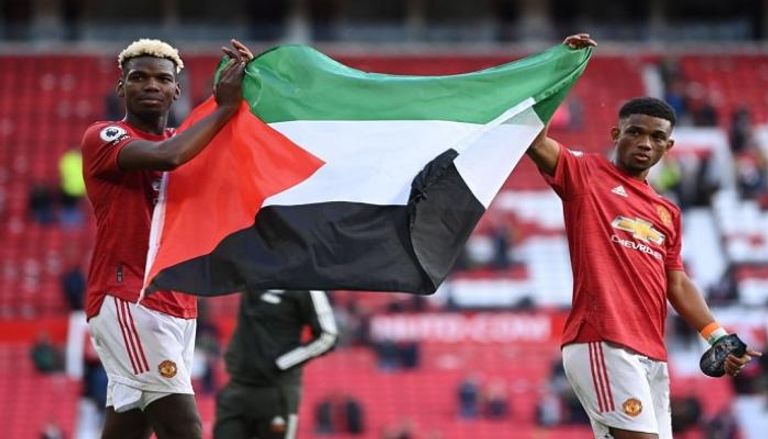 بول بوجبا يحمل علم فلسطين