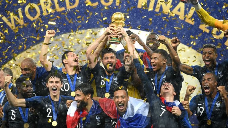 منتخب فرنسا بطل العالم كريم بنزيما مهاجم منتخب فرنسا ومدربه ديدييه ديشامب