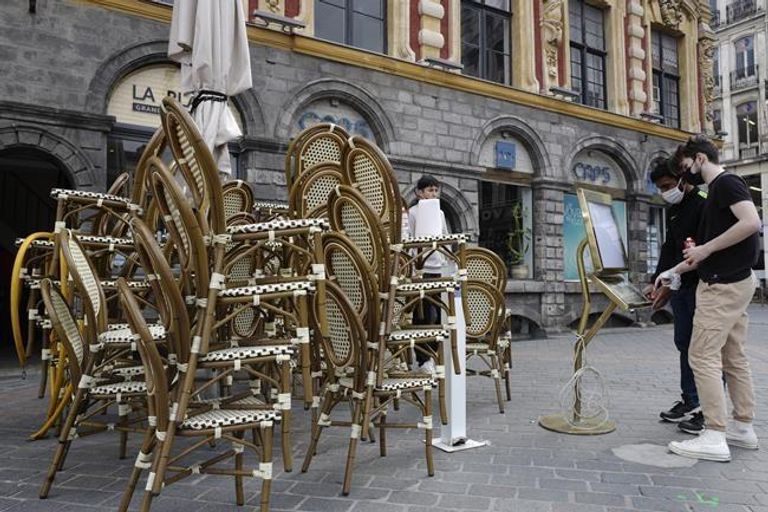 المطاعم والمقاهي الفرنسية تفتح من جديد لكن فقط في باحاتها الخارجية المطاعم والمقاهي الفرنسية تفتح من جديد لكن فقط في باحاتها الخارجية