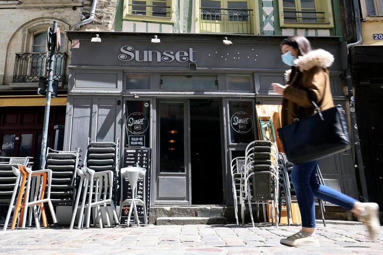 المطاعم والمقاهي الفرنسية تفتح من جديد لكن فقط في باحاتها الخارجية المطاعم والمقاهي الفرنسية تفتح من جديد لكن فقط في باحاتها الخارجية
