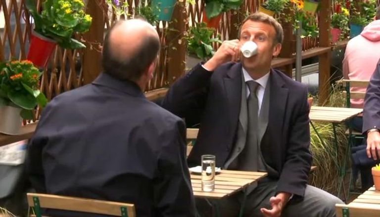ماكرون ورئيس الوزراء الفرنسي في مقهى بباريس
