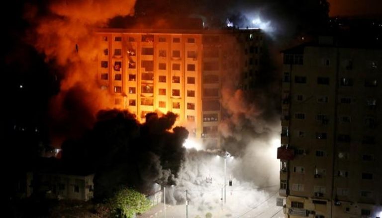 القصف الإسرائيلي على غزة مستمر لليوم العاشر (الفرنسية)