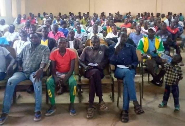 جانب من التوقيع اتفاق السلام بين الحكومة والمجموعة المسلحة