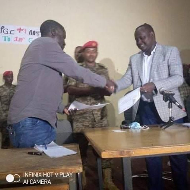 جانب من التوقيع اتفاق السلام بين الحكومة والمجموعة المسلحة