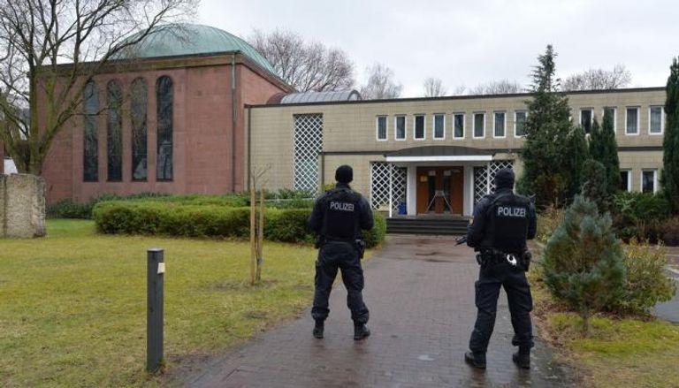 عناصر الشرطة الألمانية أمام الكنيس اليهودي