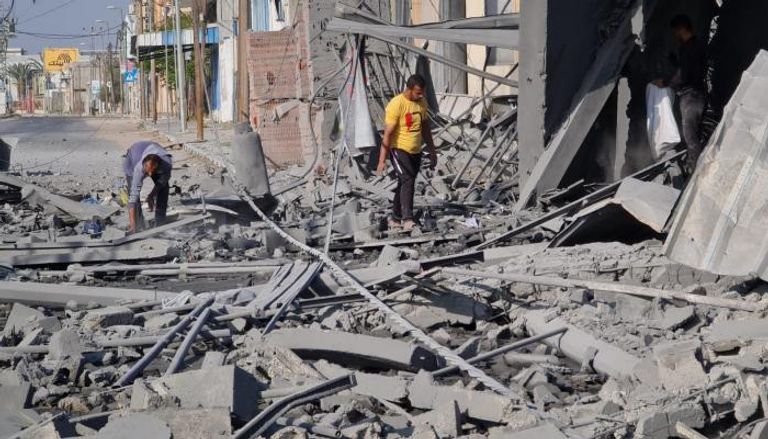 فلسطيني يتفقد آثار الدمار الذي حل بمنزله في غزة