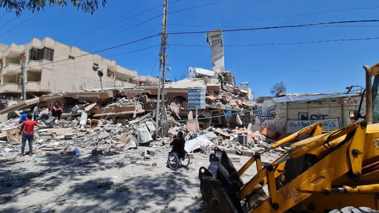 فلسطيني يتفقد آثار الدمار الذي حل بمنزله في غزة