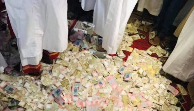 نقود سودانية تحت أقدام العريس