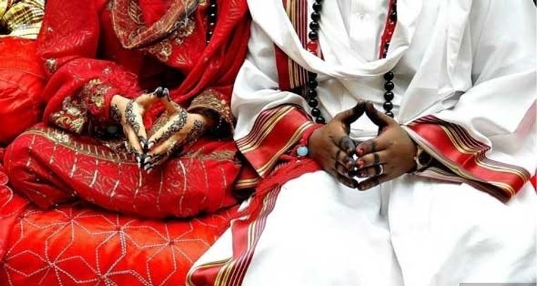 نقود سودانية تحت أقدام العريس