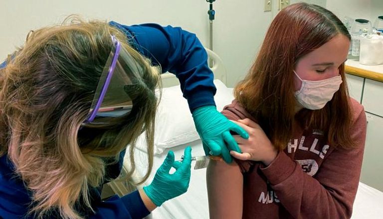 طفلة تخضع للتطعيم ضد فيروس كورونا