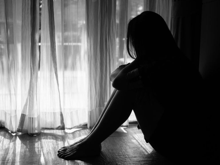 فتاة تعاني من مشاكل عقلية جراء كورونا