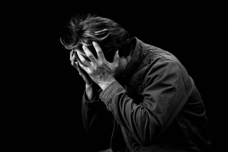 فتاة تعاني من مشاكل عقلية جراء كورونا