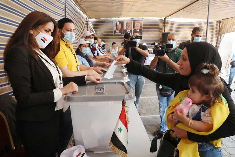 الأسد يسعى لولاية رابعة في منافسة مرشحين اثنين- رويترز